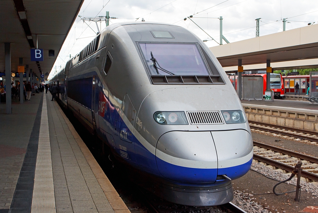 Der TGV 9580 (hier Treibzug  Original Eau de Cologne  :-) Nr. 4711) steht am 14.07.2012 im Hbf Mannheim bereit. Dieser TGV Euroduplex (TGV 2N2) fhrt die Strecke Frankfurt a. Main - Straburg - Lyon - Marseille-St-Charles, fr die ca. 1.000 km bentigt er ca. 7 3/4 Stunden Fahrzeit.
