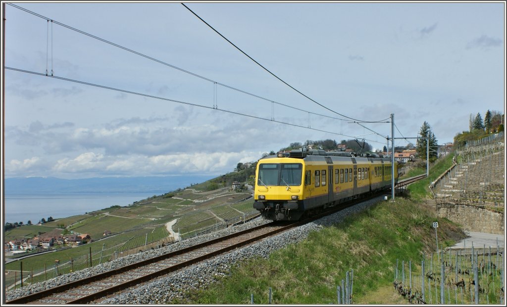 Der Train de Vignes auf seiner Fahrt nach Vevey in der Nhe von Chexbres am 23.04.2012