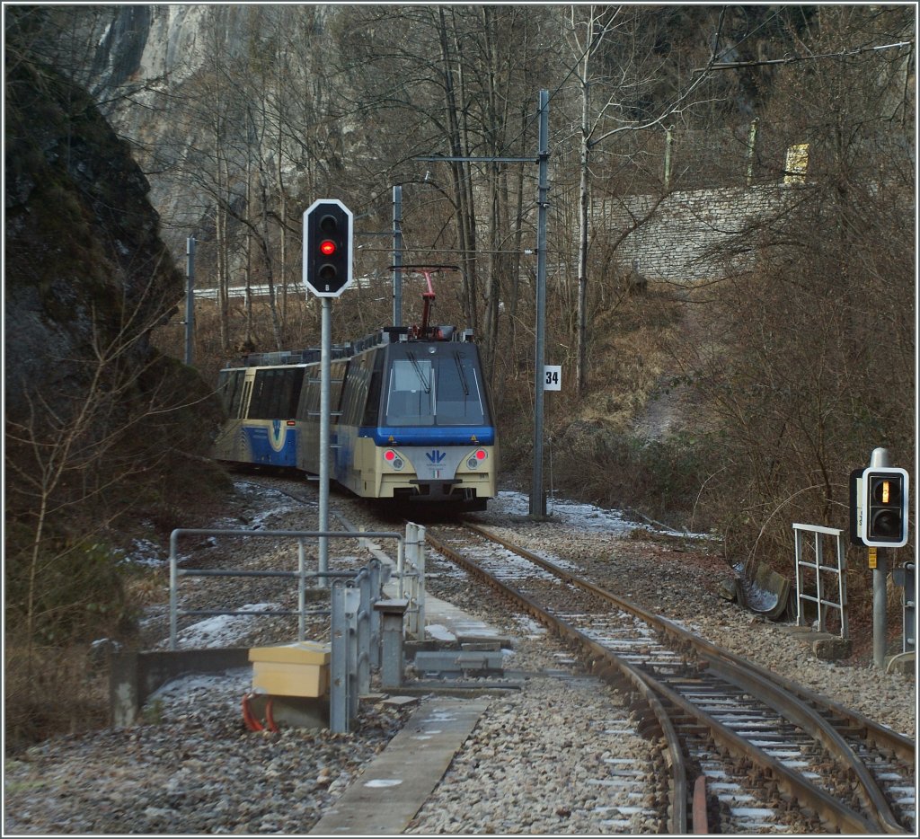 Der  Treno Panoramico  verlsst Olga 2, ein Kreuzungsstation nahe der Grenze zum Tessin.
Das Bild entstand aus dem Gegenzug am 23.01.2012
