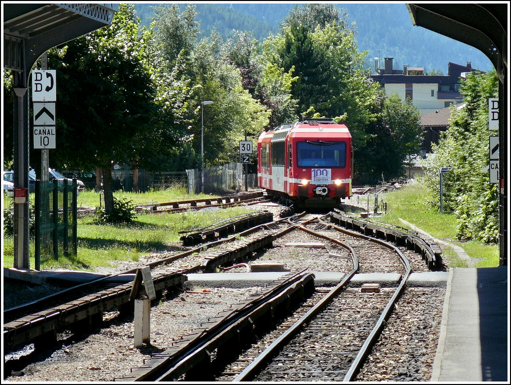Der Triebzug Z 855 des Mont Blanc Express kommt aus St-Gervais-Le-Fayet und fährt am 03.08.08 in den Bahnhof von Chamonix-Mont-Blanc ein. Diese Meterspurbahn wurde am 01.07.1908 offiziell eingeweiht. Sie verläuft einspurig und die Züge werden über eine Stromschiene mit 850 V Gleichstrom versorgt. Dieses System erweist sich als robuster im Fall von Lawinenabgängen, Umfallen von Bäumen und großem Frost. Da diese dreiteiligen Triebzüge über keine Zahnstange verfügen, können sie nur bis nach Le Châtelard Frontière an der Grenze zur Schweiz fahren. Stefan dürfte seine Freude an diesem Bild haben, gibt es doch eine ganze Menge Infrastruktur zu entdecken. (Hans) 