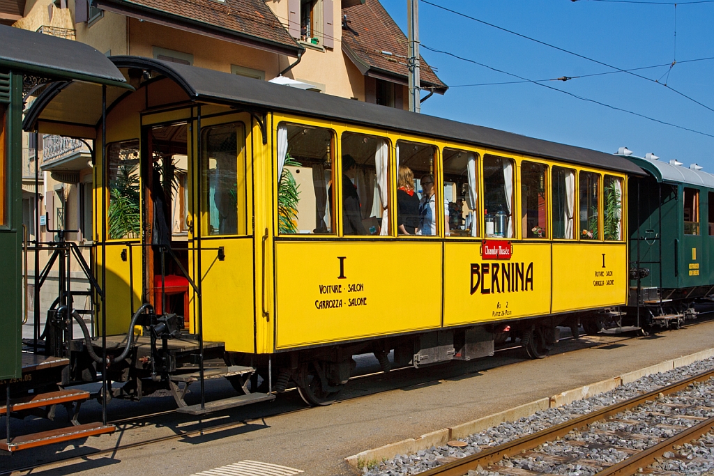 
Der wunderschöne 2-achsige  BERNINA  Salonwagen As 2 der Museumsbahn Blonay-Chamby, am 27.05.2012 im Bahnhof Blonay. Auch wenn der Wagen im Bernina-Anstrich gut aussieht, so ist es kein originales Bernina-Fahrzeug, war aber von 1948 bis in die 60er-Jahre auf der Berninastrecke im Einsatz. 

Der Wagen wurde 1903 von der Schweizerische Industriegesellschaft Neuhausen (SIG) für die RhB gebaut und als As 2 (mit neun großen Fenstern) in Betrieb genommen. 1948 erfolgte ein Umbau und Umzeichnung in BC 2101 und mit den neun großen Fenstern eignete er sich gut als Panoramawagen auf der Berninabahn. Ab 1956 dann B 2191, 1964 B² 2194, nach der Ausrangierung 1969 wurde er dann 1972 an die Museumsbahn Blonay-Chamby verkauft, wo er auch lange ein Kiosk war. Der Umbau in den heutigen Salonwagen As 2 erfolgte dann 1999.

TECHNISCHE DATEN:
Baujahr: 1903
Hersteller: SIG
Spurweite: 1.000 mm
Anzahl der Achsen: 2
Länge über Kupplung: 10.440 mm
Achsabstand: 5.000 mm
Laufraddurchmesser: 750 mm (neu)
Sitzplätze: 26
Eigengewicht: 9 t
zulässige Geschwindigkeit: 40 km/h