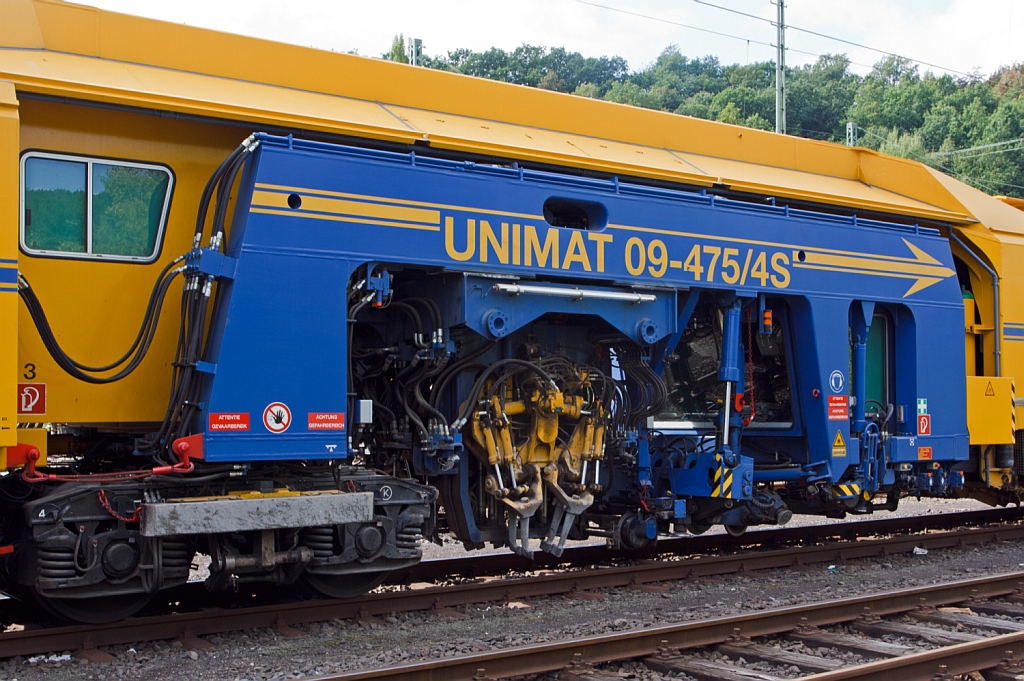 Detail der Plasser und Theurer Universalstopfmaschine Unimat 09-475/4S der DGU - Deutsche Gleisbau Union (Koblenz), abgestellt am 22.09.2012 in Betzdorf/Sieg. 