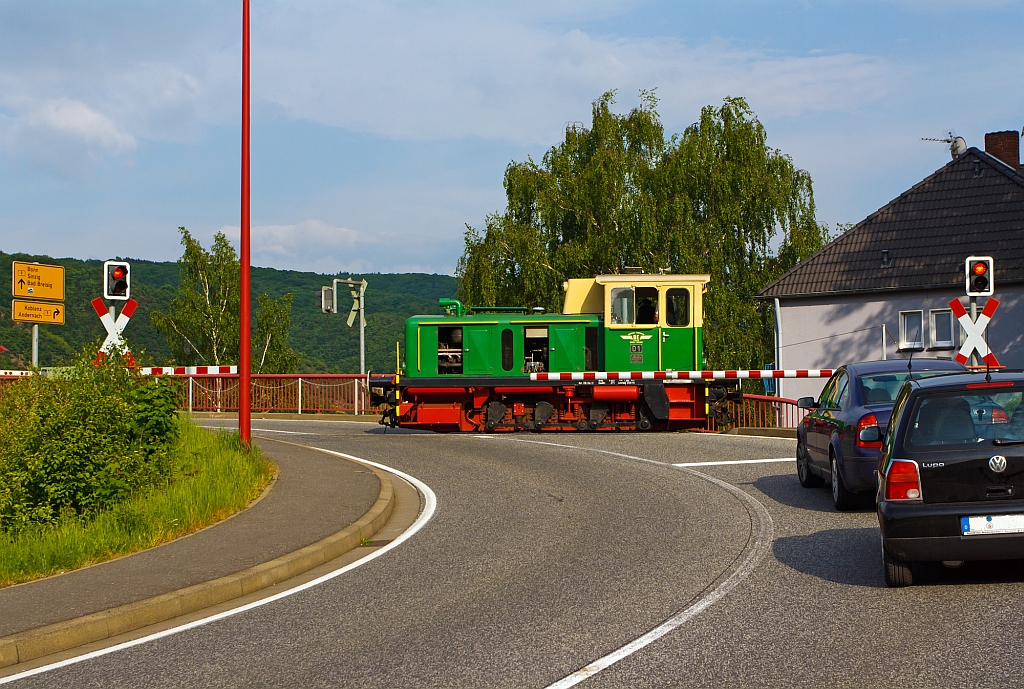 Die 1.000 mm Diesellok D1, eine O&K MV 10 S, der Brohltal-Eisenbahn fhrt am 19.05.2013 hinab zu den Rheinanlagen, hier beim B Brohl BE.