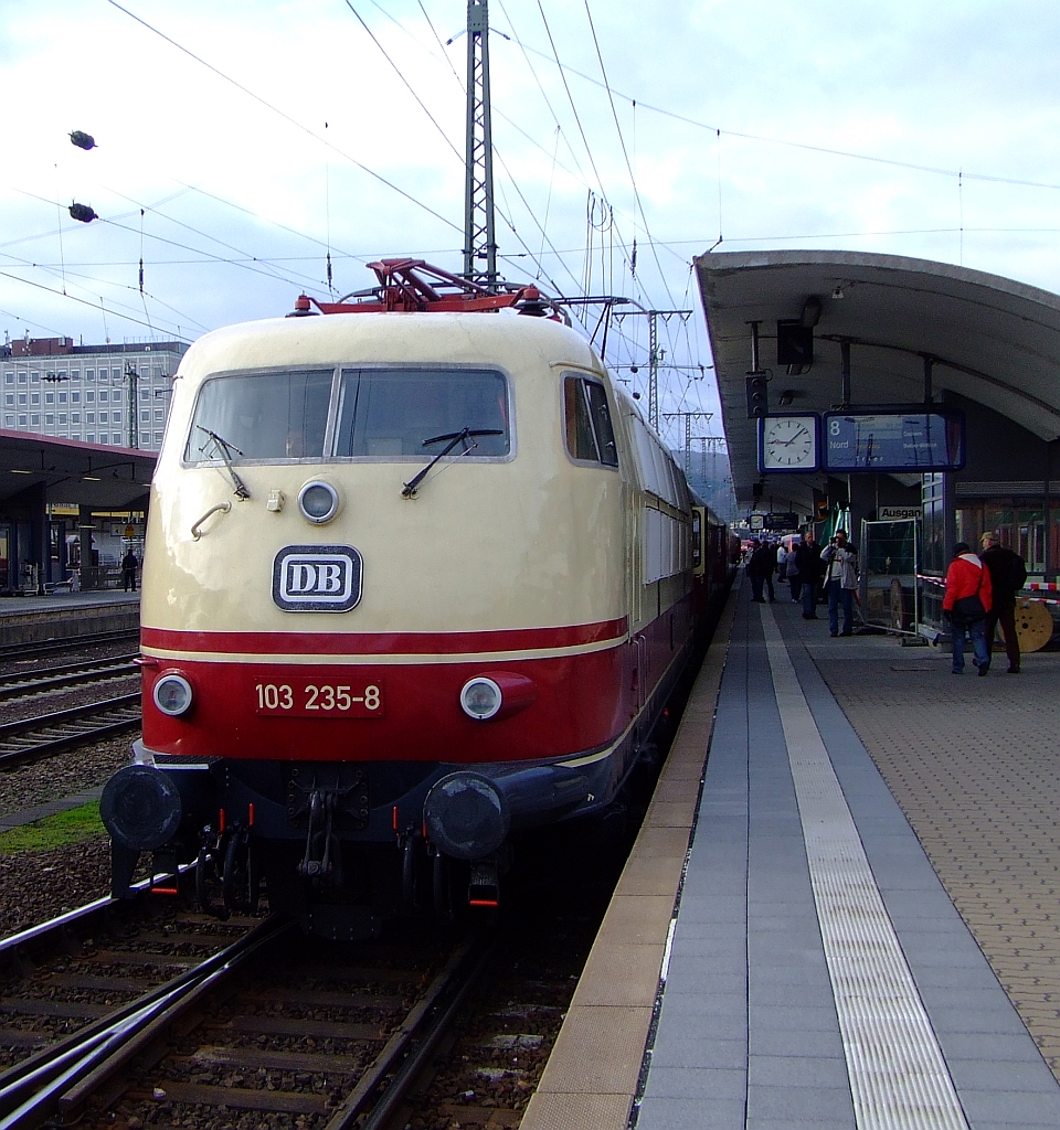 Die 103 235-8 mit IC 91 300 (mit TEE-Rheingold Wagen) steht am 03.04.2010 im Koblenzer Hauptbahnhof zur Weiterfahrt nach Trier Hbf bereit. Der Zug fuhr anlsslich des Dampfspektakels 2011.