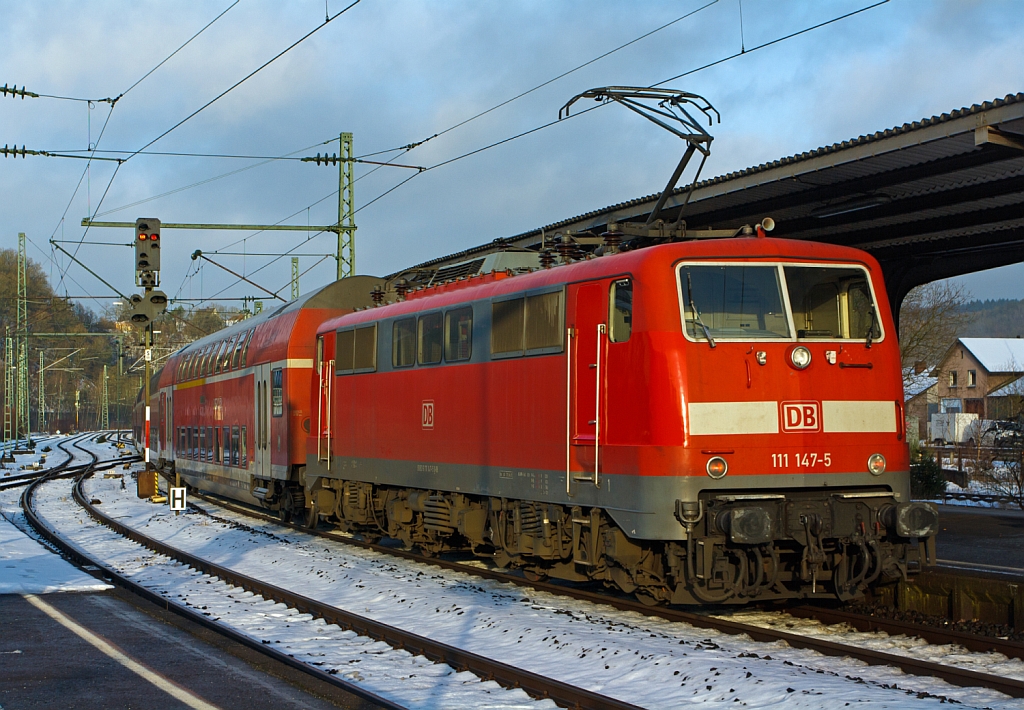 Die 111 147-5 schiebt am 28.01.2013 den RE 9  - rsx Rhein-Sieg-Express (Siegen - Kln - Aachen) vom Bahnhof Betzdorf/Sieg nun weiter in Richtung Kln. 