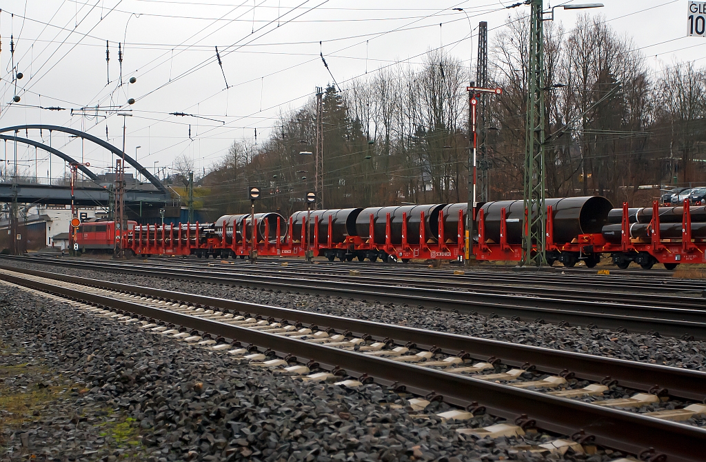 Die 151 149-2 der DB Schenker Rail Deutschland AG  hat am 23.12.2011 in Kreuztal einen Gterzug im Ragierbahnhof abgeholt und zieht diesen nun auf der KBS 440 Ruhr-Sieg-Strecke in Richtung Hagen.