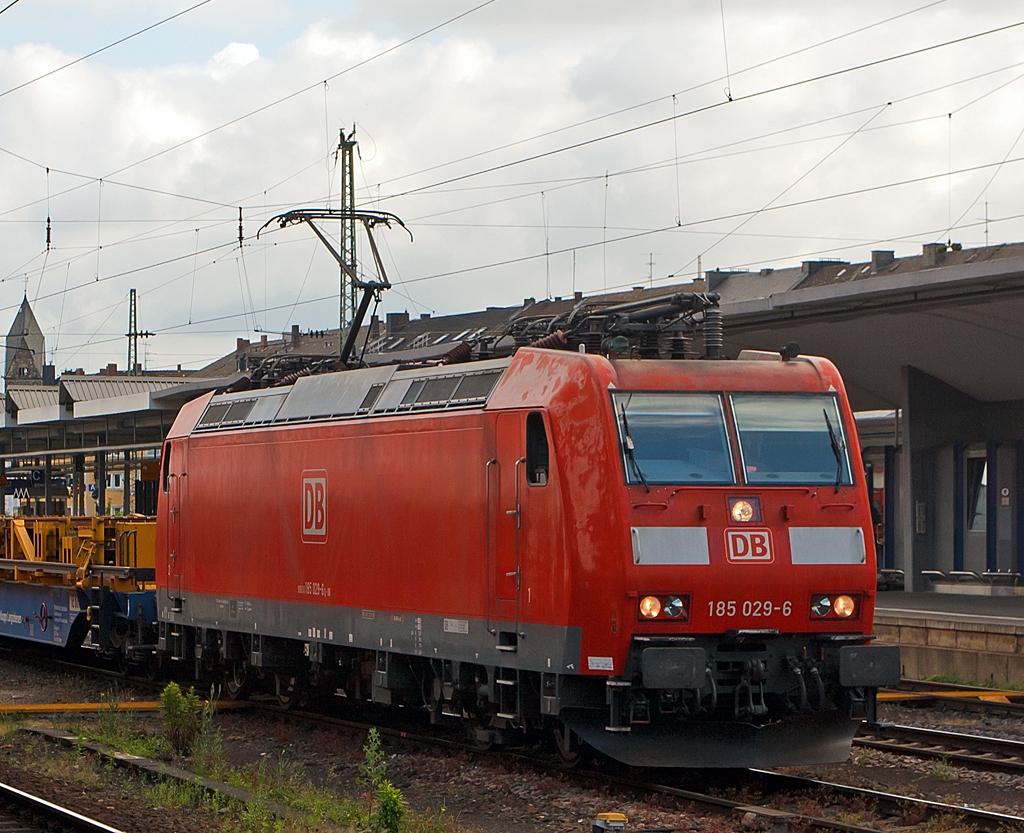 Die 185 029-6 (TRAXX F140 AC1) der DB Schnker Rail mit Schienenzug fhrt am 14.06.2013 durch dem Hbf Koblenz in Richtung Sden.