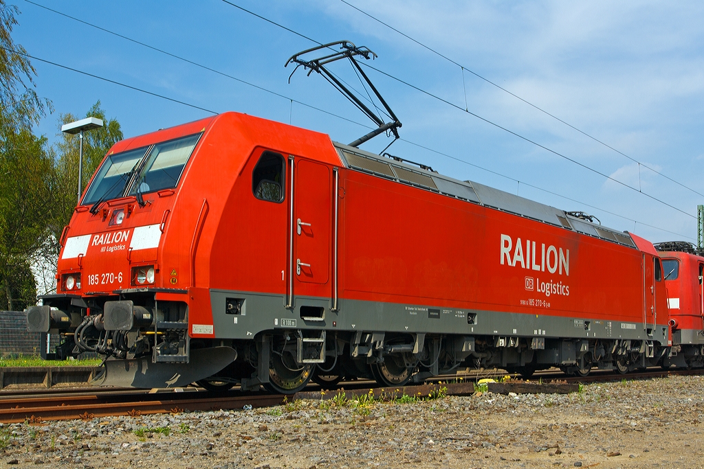 Die 185 270-6 (TRAXX F140 AC2) der DB Schenker Rail am 04.05.2013 in Brachbach (Sieg), sie hat gerade die 151 150-0 an den Haken genommen.