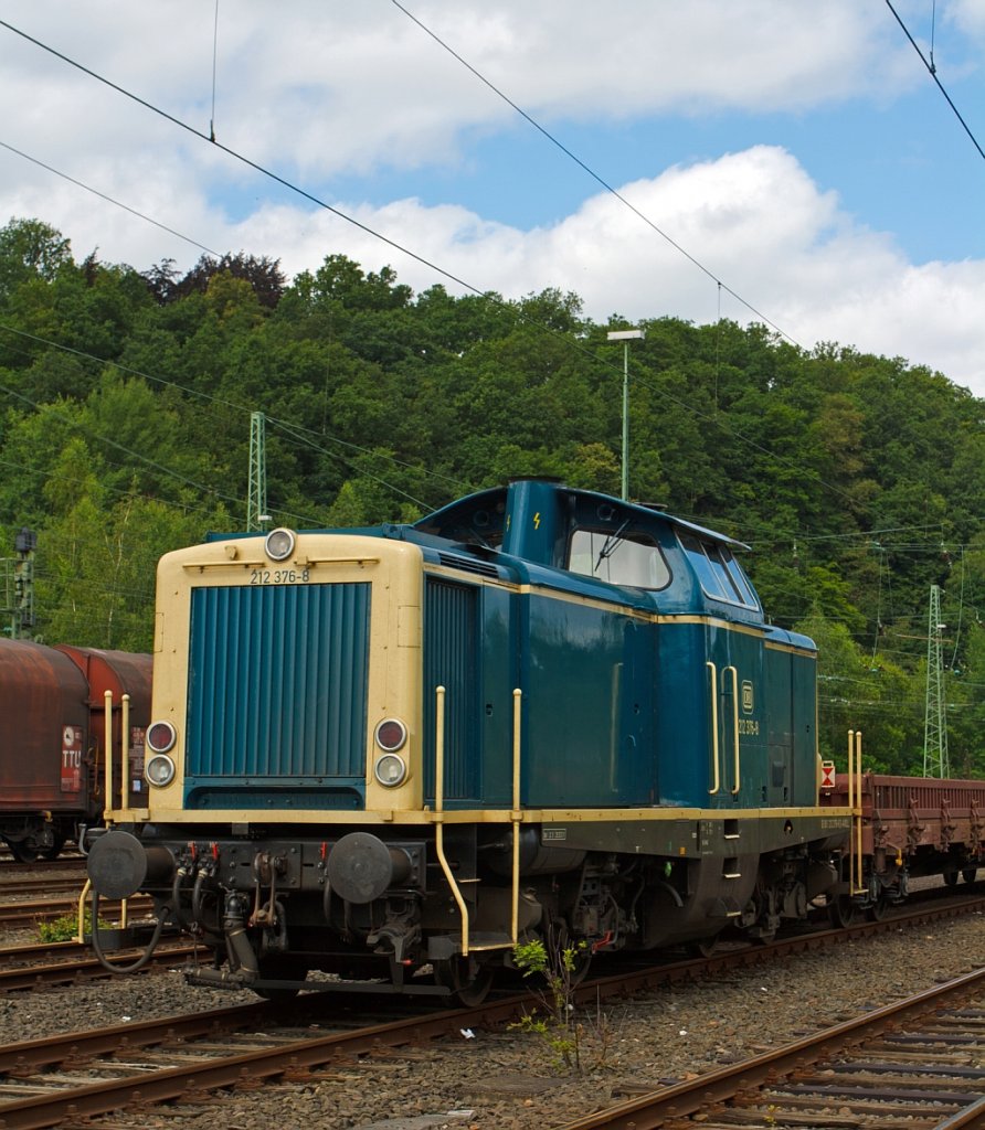 Die 212 376-8 ex DB V 100 2376 der Aggerbahn (Andreas Voll e.K., Wiehl) abgestellt am 19.07.2012 in Betzdorf (Sieg)
Die V100.20 wurde 1965 bei Deutz unter der Fabriknummer  57776 gebaut und als V 100 2376 an die DB ausgeliefert. Die Umzeichnung in 212 376-8 erfolgte 1968, die Ausmusterung 2010. ber ALS, Stendal kam sie dann 2011 zur Aggerbahn, die kompl. NVR-Nummer ist  92 80 1212 376-8 D-AVOLL.