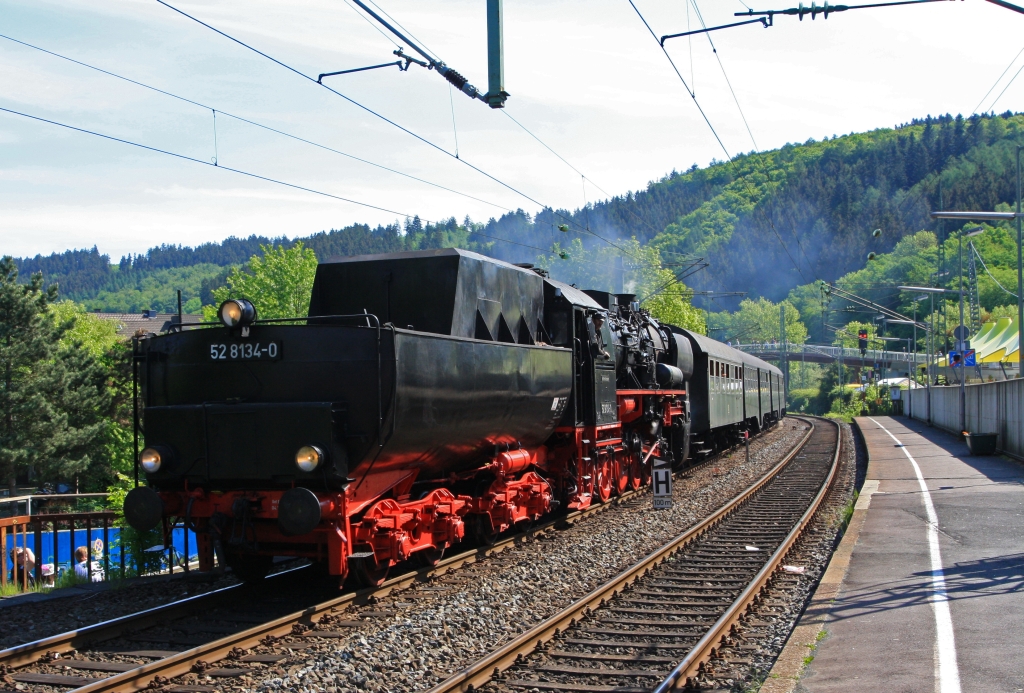 Die 52 8134-0 der Eisenbahnfreunde Betzdorf (EFB) fhrt mit Sonderzug Tender voraus am 08.05.2011 in den Bahnhof Betzdorf/Sieg ein, sie kommt von Siegen. In Betzdorf war Kreisheimattag vom (Landkreis Altenkirchen/Ww) und 150 Jahre Streckenjubilum Siegstrecke.