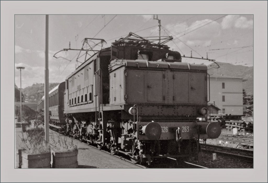 Die 626 623 mit einem Treno Locale in Como.  
Gescanntes Negativ einer Analogaufnahem vom 11. Juni 1985