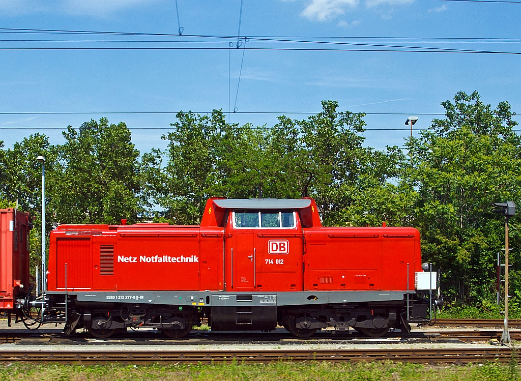 Die 714 012 (ex DB 212 277-8, ex DB V 100 2277) der DB Netz Notfalltechnik, als eine der beiden Lokomotiven des in Mannheim stationierten Tunnelrettungszuges  auch Tunnelhilfszug (TuHi), hier am 29.05.2012 beim Hbf Mannheim, aufgenommen aus einem einfahrendem ICE. Die V 100.20 wurde 1965 bei MaK in Kiel unter der Fabriknummer 1000324 gebaut und als V 100 2277 an die DB ausgeliefert. Umzeichnung in 212 277-8 erfolgte 1968, der Umbau zur Rettungszuglok und die Umzeichnung in 214 277-6 erfolgte 1990, Umzeichnung in 714 277-1 erfolgte 1994 und in 714 012-2 1996. Sie trägt die NVR-Nummer 92 80 1212 277-8 D-DB.

Diese umgebauten Loks sind wende- und doppeltraktionsfähig und unter anderem mit Video- und Wärmebildkameras, Fern- und Breitenscheinwerfern, gelben Rundumkennleuchten und Tunnelfunk (800-MHz-Band) ausgerüstet. Mit den technischen Sichthilfen soll der Zug auch bei Sichtbehinderungen durch Rauch und Nebel gezielt gesteuert werden können. 