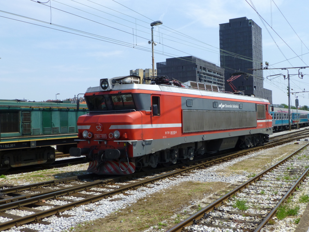 Die von Alsthom gebaute 363-032 f�hrt in Lubljana am 3.7.13 an ihren Zug heran.