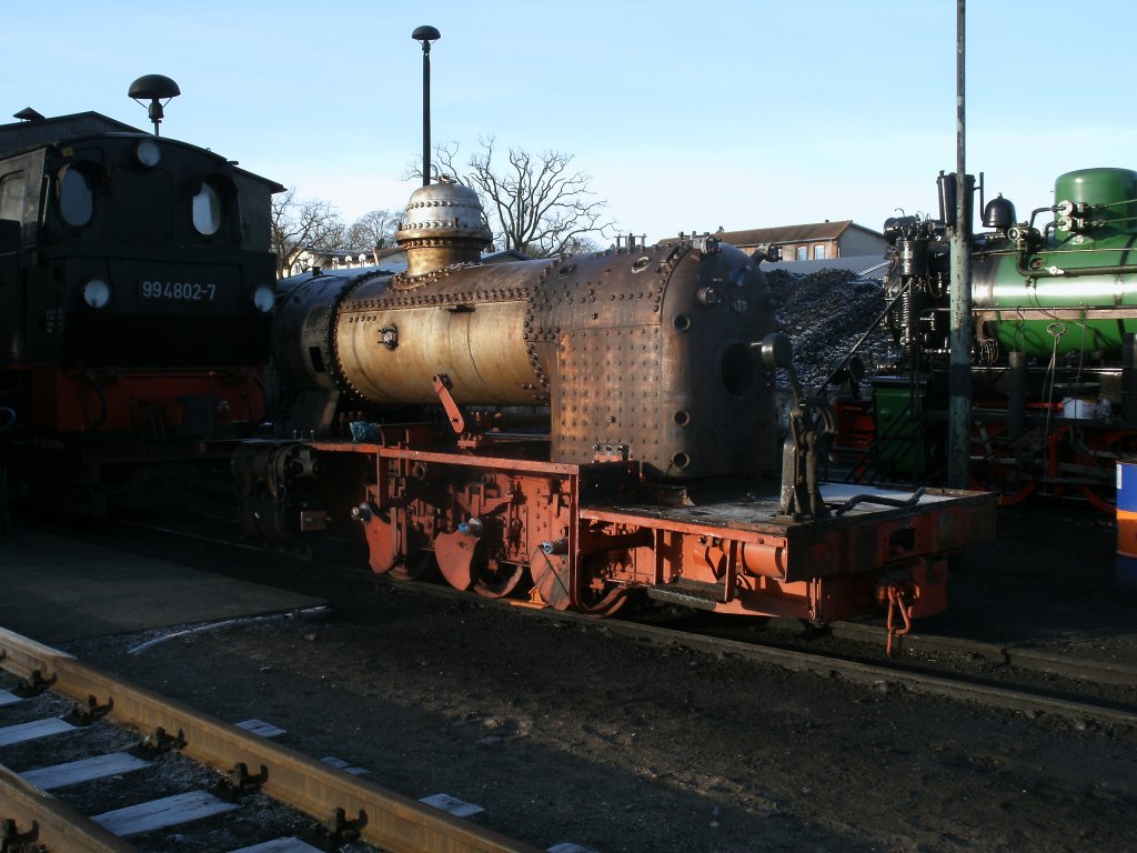 Die Aufarbeitung von 99 4652 wird noch eine zeitlang daueren.Am 03.Mrz 2012 stand die Lok in Putbus.