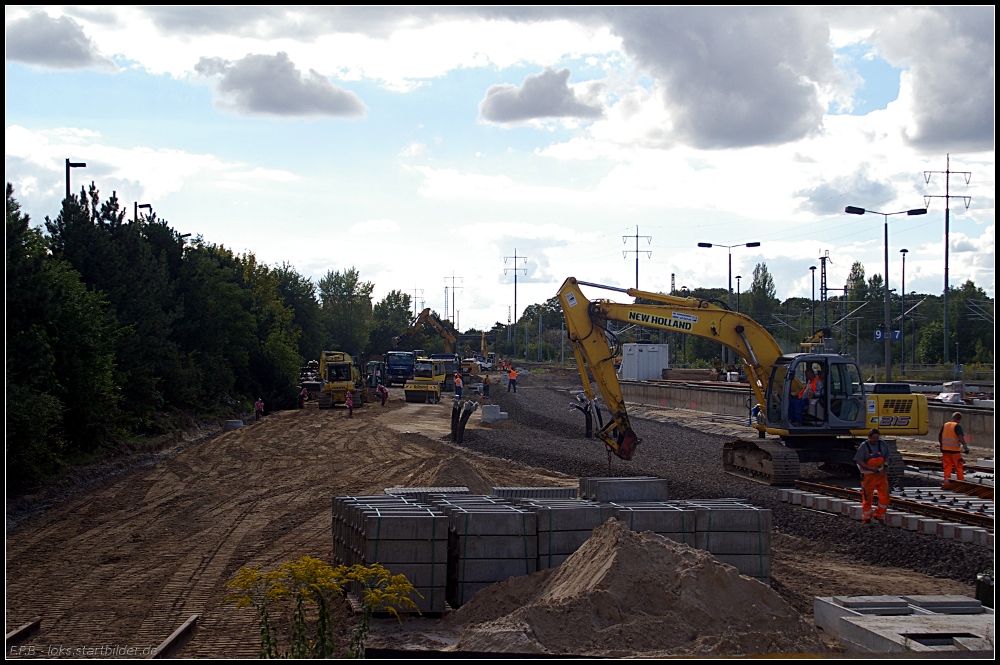 Die Bauarbeiten an der Weiterfhrung der S-Bahn bis zum Flughafen Berlin-Brandenburg International (BBI) schreiten voran. Rechts kann man schon erkennen das die Trasse Stck fr Stck gebaut wird (gesehen Berlin Schnefeld Flughafen 06.09.2010)