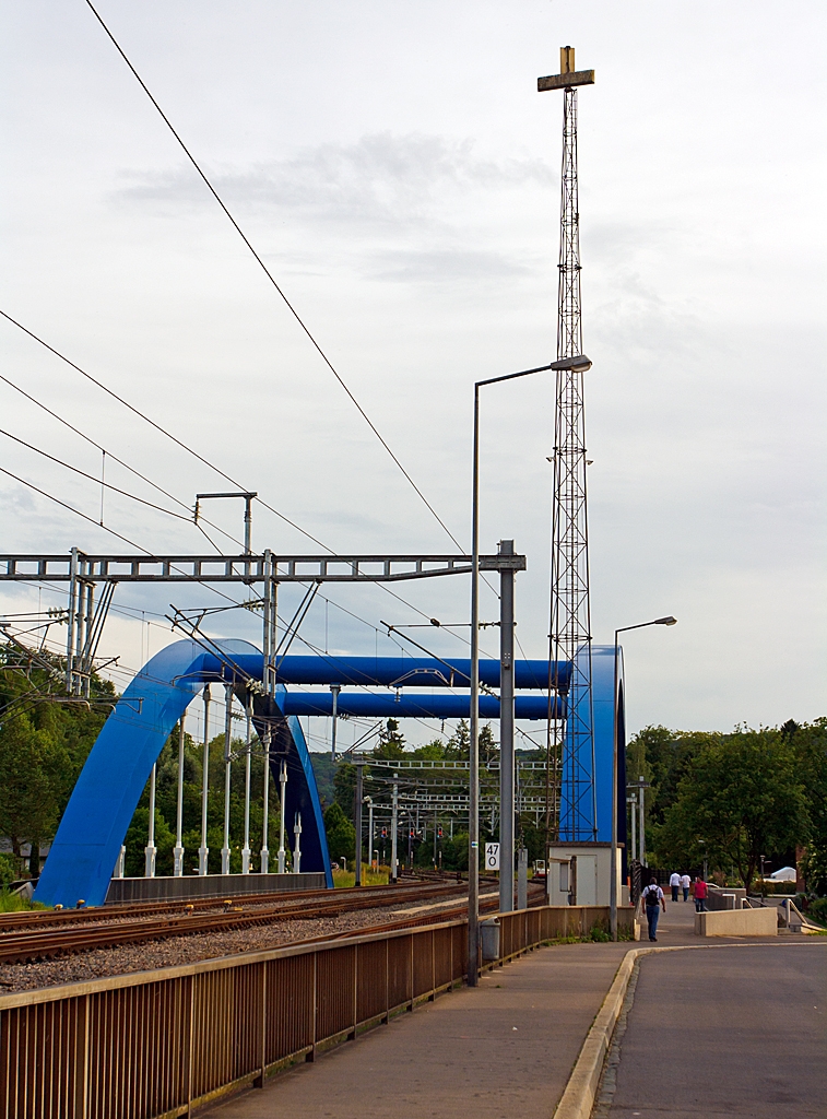 Die blaue Brcke ber die Alzette in Ettelbrck (an der Nordstrecke Linie 10) am 16.06.2013, aus diesem Blickwinkel sieht sie schon schief aus.
Ausgerichtet habe ich hier das Bild an dem Funkmast, der wohl im Lot stehen sollte.