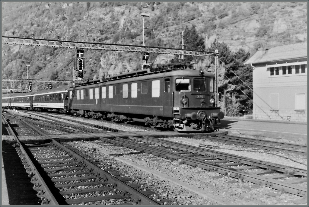 Die BLS Ae 8/8 274 erreicht mit eim Schnellzug den Bahnhof Brig.
Gescanntes Negativ/Okt. 1994