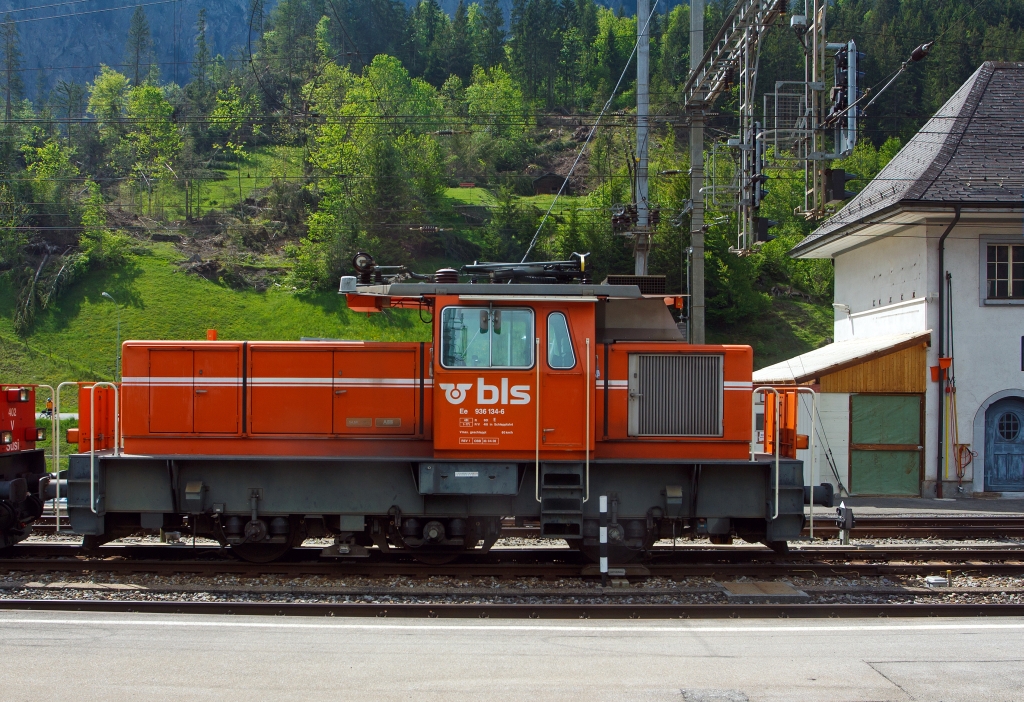Die BLS Ee 936 134-6 (ex EBT 134 (Emmental-Burgdorf-Thun-Bahn, Burgdorf)) am 28.05.2012 in Kandersteg. Die Ee 3/3 wurde 1991 unter der Fabrik-Nr. 5471 bei SLM gebaut, der elektrsche Teil ist von ABB.