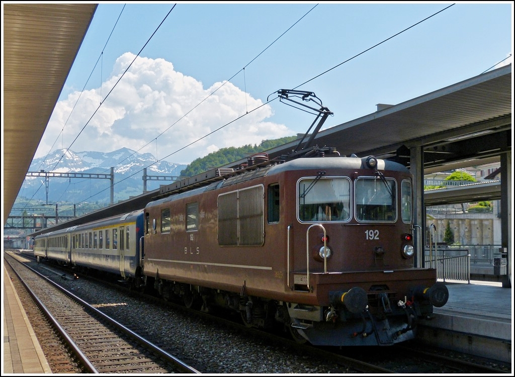 Die BLS Re 4/4 N 192 wartet mit ihrem Wendezug in Spiez auf die Rckfahrt nach Interlaken. Auf Stefans Bild der Zugbegegnung ist es ein solcher Zug, der die grne Ae 6/6 kreuzt. 28.05.2012 (Hans)
