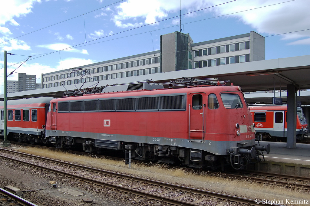 Die Braunschweigerin 110 449-6 kam mit einer leeren n-Wagen Garnitur in Braunschweig an. Da ich vorher auf einen andern Bahnsteig stand und als ich fast da war die 110er dann schon angefahren ist. War nur noch ein Lokportrait m�glich gewesen. 09.07.2011