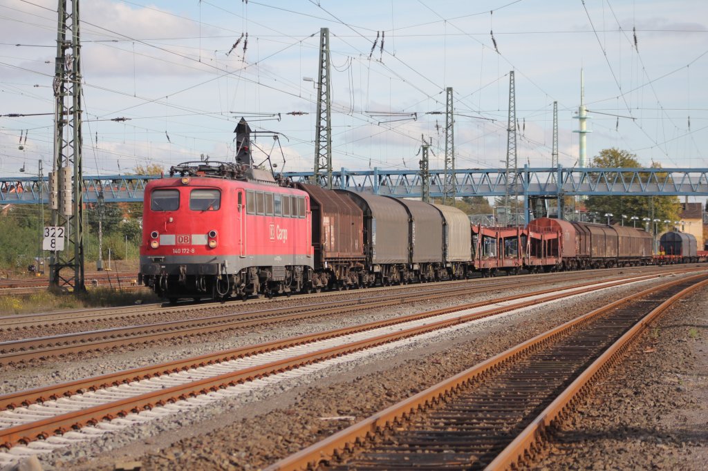 Die DB 140 172-8 hatte am 14.10.2011 einen Gemischten G�terzug am Hacken.
Hier ist sie Gerade in Buchholz(Nordheide)sie Kommt von der G�terumgeung aus Richting Machen.