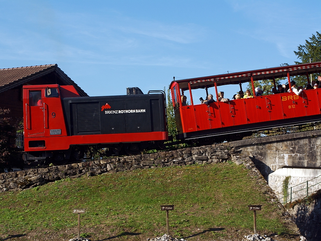 Die Diesellok BRB 9 schieb den Zug am 01.10.2011 von Brienz zum Brienzer Rothorn hinauf.
