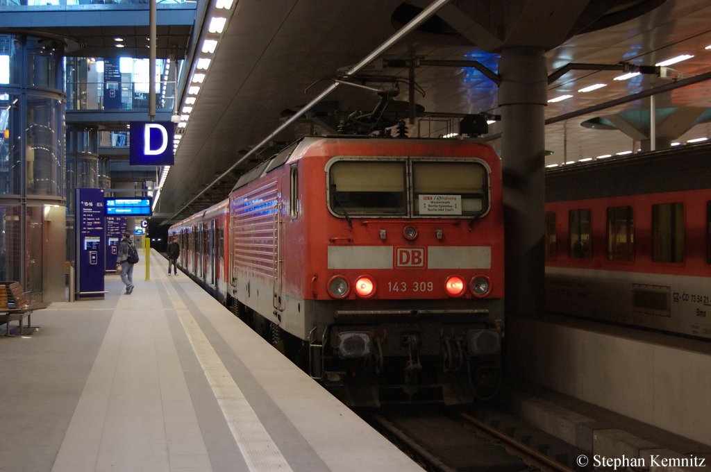 Die D�sseldorferin 143 309 mit der RB13 S-Bahn Erg�nzung (RB 18783) nach Wustermark in Berlin Hbf(tief). 10.01.2011