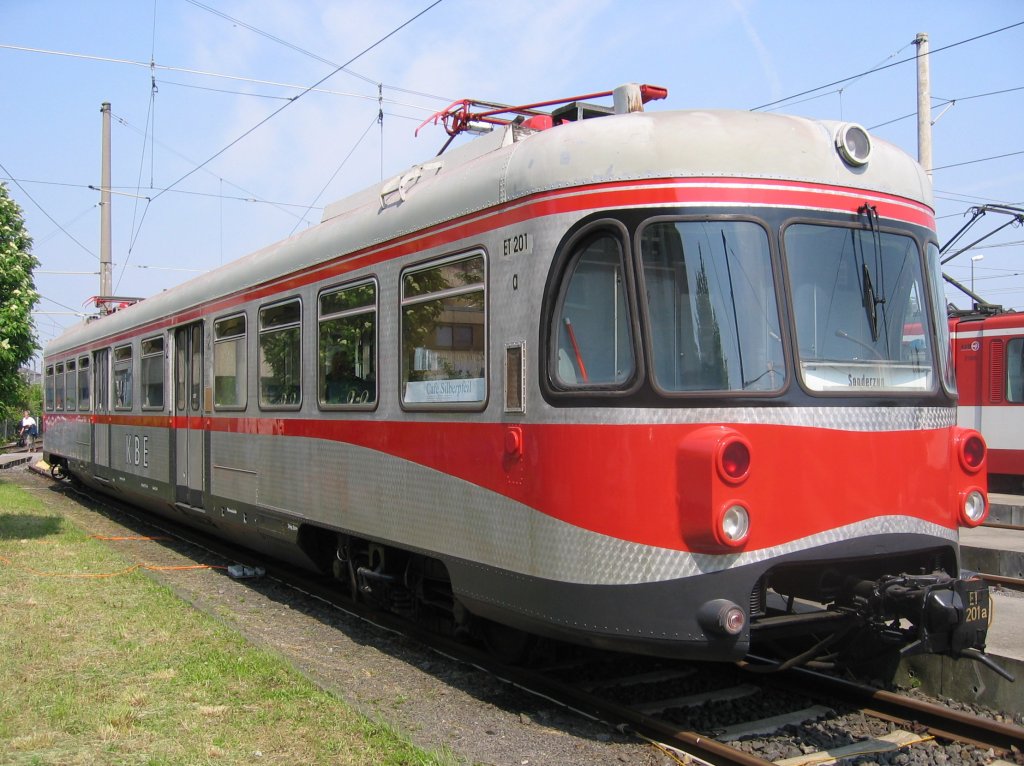 Die ET 201–204 und ET 210–212 waren Elektrotriebwagen der ehemaligen Kln-Bonner Eisenbahnen (KBE), deren Spitzname Silberpfeil ist. Sie fuhren mit 1200 Volt Gleichstrom und kamen durch den silber-verkehrsroten Anstrich zu ihrem Spitznamen. In der Fachwelt wurden sie durch ihre revolutionre Aluminium-Bauweise berhmt, die sie besonders leicht machte. Ihren Einsatz fanden sie als Schnellzug oder Eilzug auf der Rheinuferbahn und der Vorgebirgsbahn (die heutigen Stadtbahn-Linien 16 und 18 der KVB und der SWB) zwischen Kln und Bonn.(Quelle: Wikipedia)
Aufnahme vom 07.05.2006 in Wesseling.