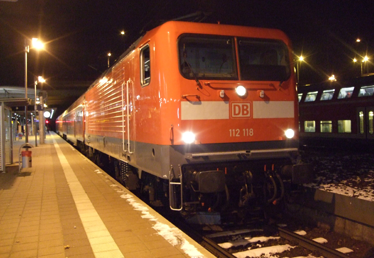 Die frisch untersuchte 112 118-5 steht mit S1 von Rostock Hbf Richtung Warnemnde im Haltepunkt Rostock-Ltten Klein.(29.11.10)