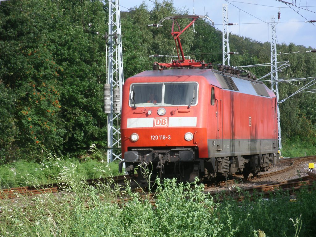 Die fr�hre Mickey Mouse-Lok:120 119 war,am 24.Juli 2011,in Binz unterwegs.