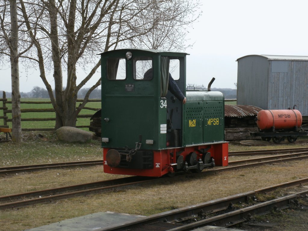 Die kleine MPSB(Abk�rzung f�r Mecklenburg-Vorpommern-Schmalspurbahn)Lok Nr.34 unterwegs,am 13.April 2013,auf 600mm Spurweite,in Schwichtenberg.