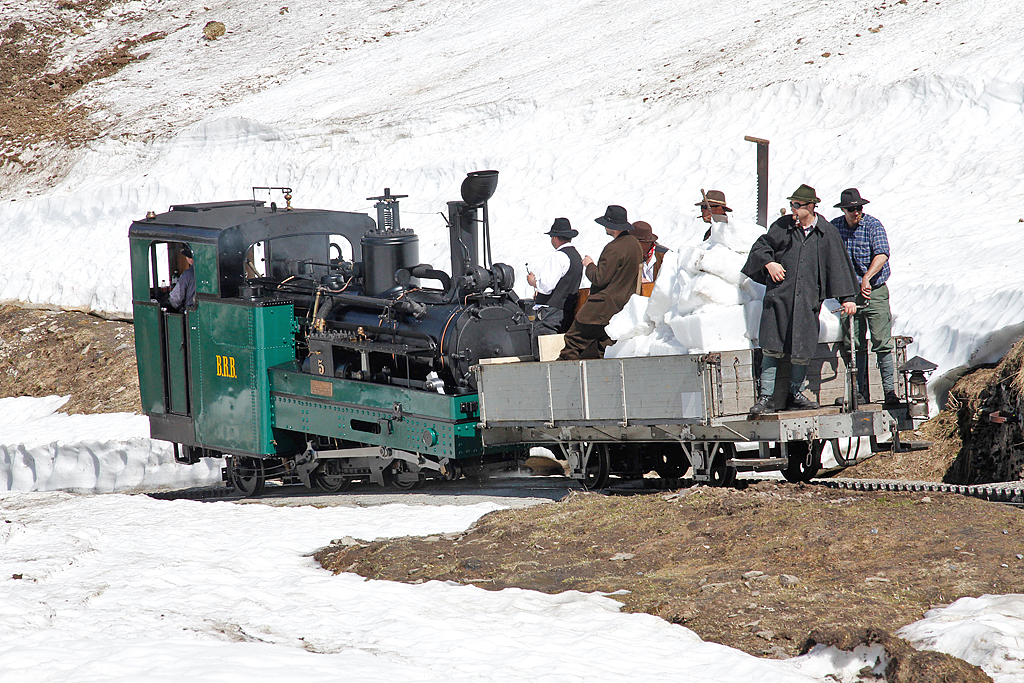 Die Mannen fahren mit Lok 5 und Wagen M1 wieder talwrts. Im Gepck sind Schneeblcke, die im Tal Verwendung finden werden... Gleich unterhalb Oberstafel, 24. Mai 2012