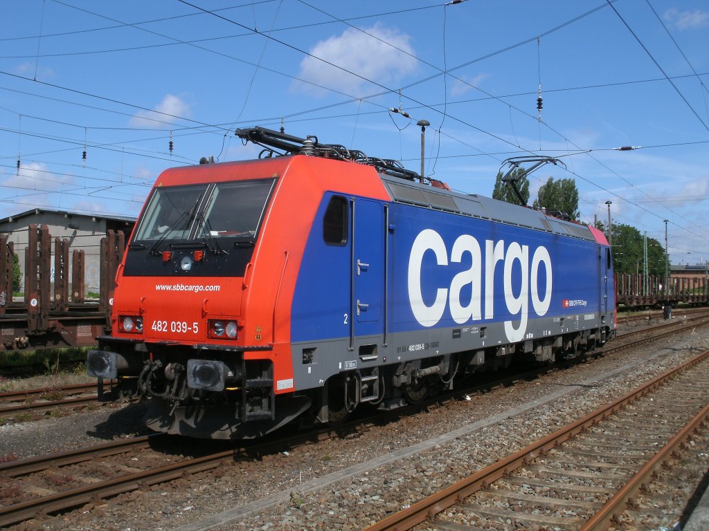 Die momentan f�r Locon fahrende Schweizer Re 482 039,am 20.August 2011,in Bergen/R�gen.