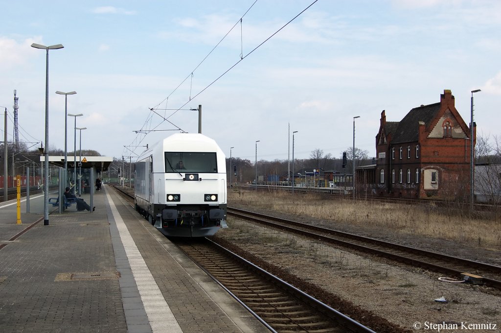 Die noch in Wei� gekleidete 2016 908-3 von der �sterreichischen Firma RTS (Rail Transport Service GmbH), war als Lz in Rathenow und fuhr in Richtung Stendal weiter. 01.04.2011