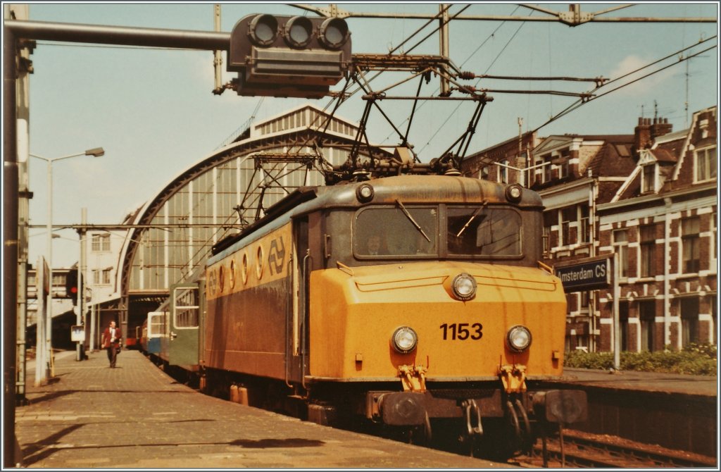 Die NS 1153 mit einem Zug aus DB Wagen in Amsterdam CS am 27. Juni 1984.