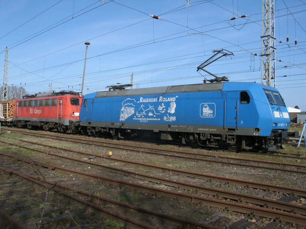 Die PRESS 145 030-7 nahm,am 25.April 2013,nicht nur Holzwagen von Mukran und Bergen/R�gen mit,auch 140 834-3 wurde von Mukran mitgenommen.Aufnahme in Bergen/R�gen.