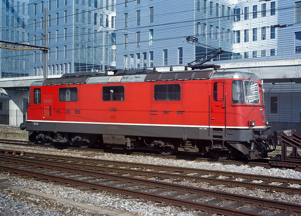 Die SBB Nr. 11140 eine Re 4/4 II (Re 420) angestellt Basel SBB. Aufnahme aus einem fahrenden ICE.