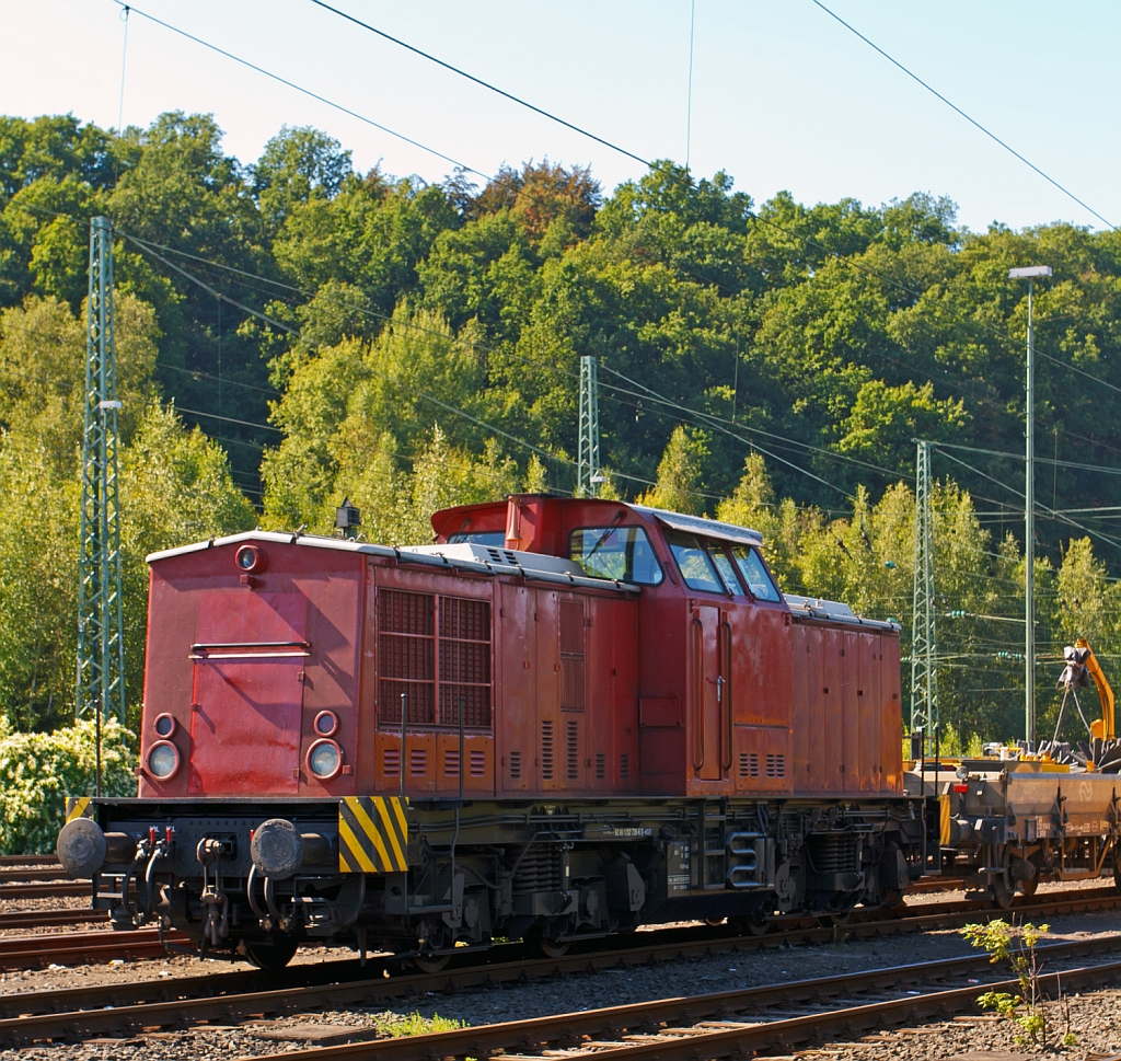 Die V 100.05 (202 726-6) der HGB (Hessische Gterbahn GmbH, Buseck) ex DR 110 726-7 ex DB 202 726-6 hat am 08.09.2012 Gleisbaumaschinen nach Betzdorf/Sieg gebracht.

 
Die V 100.1 wurde 1974 von LEW (VEB Lokomotivbau Elektrotechnische Werke „Hans Beimler“ Hennigsdorf) unter der Fabriknummer 14427 gebaut und an die DR als 110 726-7 ausgeliefert. Der Umbau in 112 726-5 erfolgte 1989, eine Umzeichnung in 202 726-6 erfolgte 1992 und 1994 ging sie dann mit in die DB ber. Die z-Stellung und Ausmusterung bei der DB erfolgten im Jahr 2000. 


Weitere Stationen (Eigentmer) waren dann: 2000 an SFZ - Schienenfahrzeugzentrum Stendal (spter ALS);  2005 an PBSV, Magdeburg (spter KCR)  15 ;  2010 an GLG - Gmeinder Lokomotivenfabrik, Mosbach als 203 001-3  Ludwig K.  und seit dem Jahr 2011 ist bei der HGB, wo sie seither ihren Dienst tut, sie hat die NVR-Nummer  92 80 1202 726-6 D-HGB, sowie die EBA-Nummer  EBA 01C23K 219.