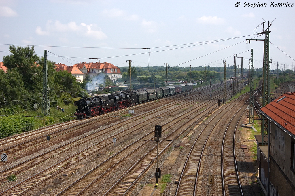 Die Vorspannlok 52 8177-9 & die Zuglok 03 1010 mit dem Dampfsonderzug  Halle – Besuch beim Eisenbahnfest im Bw Halle P  von Berlin-Schneweide nach Halle(Saale)Hbf in Halle Steintorbrcke. 06.07.2013