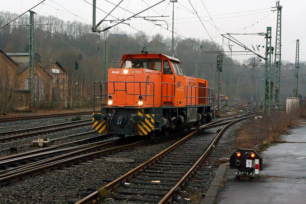 Die Weichen sind gestellt und das Gleis ist frei: Die Lok 42 der Kreisbahn Siegen-Wittgenstein  (KSW) , eine Vossloh G 1700 BB (F.-Nr. 1001108, Baujahr 2001) fhrt am 28.02.2012 solo von Betzdorf/Sieg auf die Hellertalbahn (KBS 462) nach Herdorf.