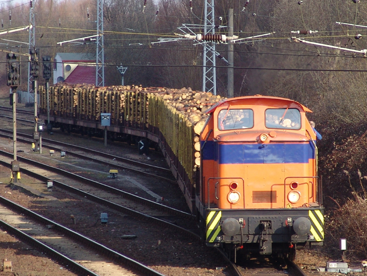 Die Werk-Lok der Firma RFH(Rostocker Fischereihafen)stellt im Bahnhof Rostock Bramow den Holzzug von Rostock-Bramow nach Stendal-Niedergrne zusammen.(27.03.2011) 