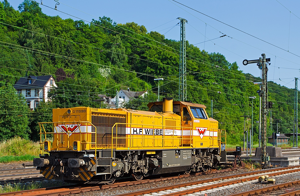 Die Wiebe-Lok Nr. 12 steht am 07.07.2013 beim Bahnhof Dillenburg. 
Die G 1700 BB-2 wurde 2007 bei Vossloh unter der Fabriknummer 5001679 gebaut und an BLP Wiebe Logistik GmbH, Achim geliefert. Sie hat die NVR-Nummer 92 80 1277 018-8 D-BLP sowie die EBA-Nummer EBA 02G24K 018