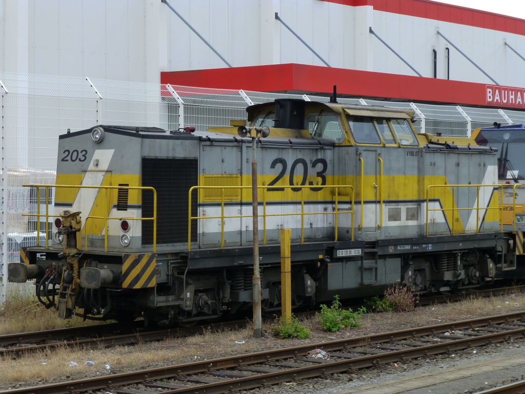 Diese Lok (92 80 1203 001-3 D-SGL) war die erste ihrer Art (man beachte die Lackierung) und ist heute f�r SGL im Bauzugdienst unterwegs, wie hier am 29.7.13 in Wuppertal-Oberbarmen.
