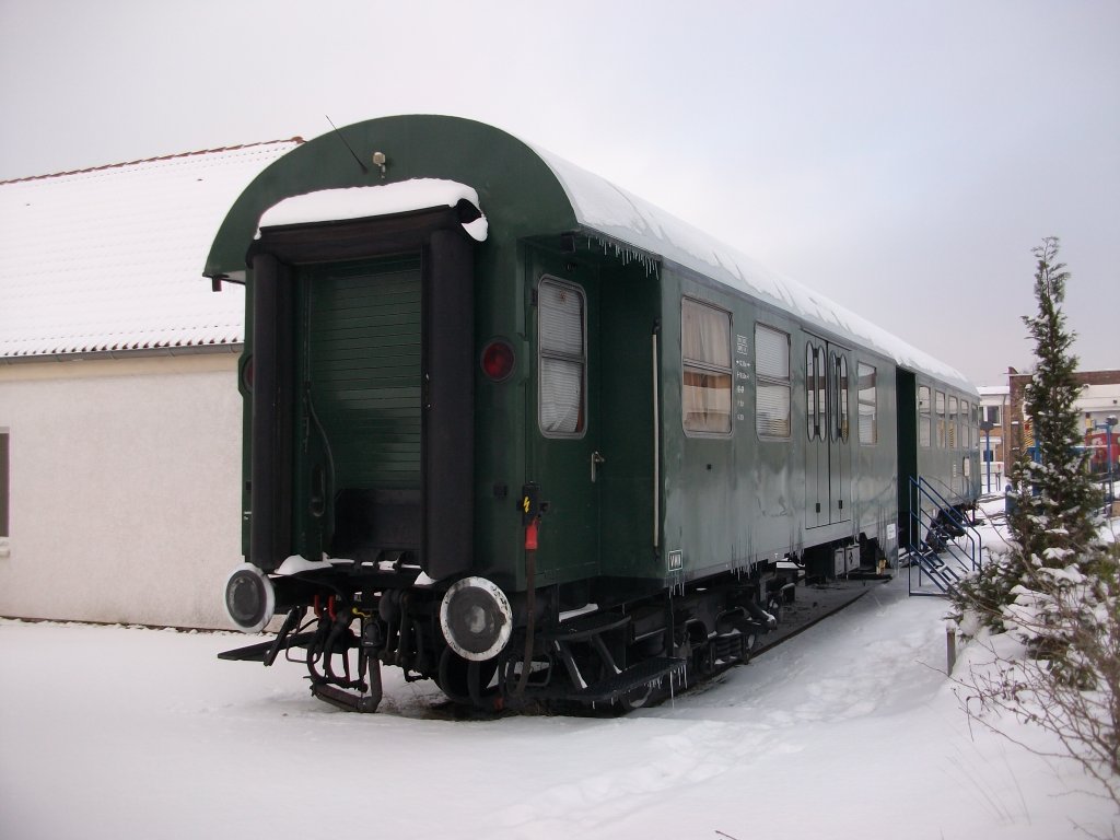 Dieser alte Reisezugwagen steht im Bh Rostock.Aufnahme vom 04.Dezember 2010.