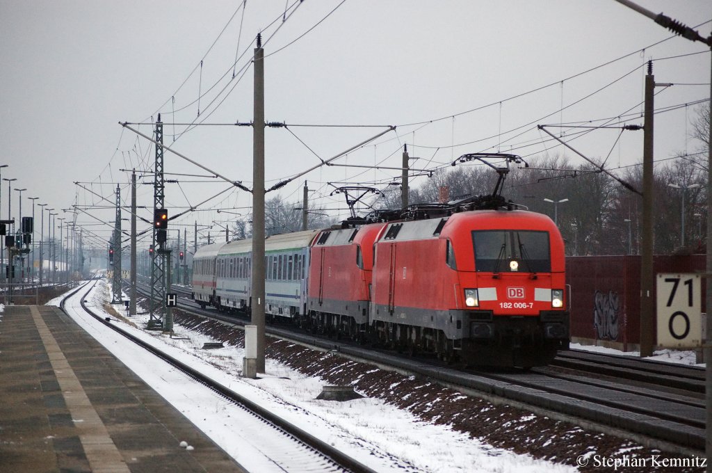 Dieser Eurocity muss Heute wohl sehr schwer gewesen sein. 182 006-7 & 182 012-5 im 182er-Doppel mit dem EC 341 nach Krakow Glowny in Rathenow. 07.12.2010 