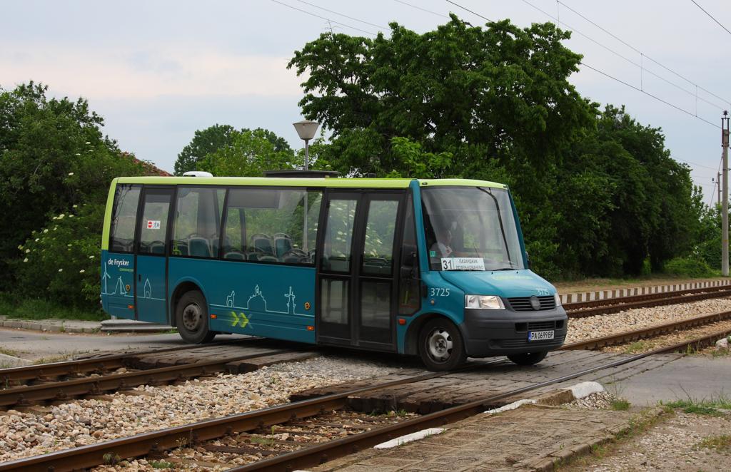 Dieser Kleinbus fuhr im Liniendienst im Raum Septemvri - Pazardzik in Bulgarien.
Am Bahn�bergang in Karshevo entstand dieses Foto am 8.5.2013. Der Bus ist mir
unbekannt. Er trug vorne die Aufschrift bzw. das Markenzeichen VBL!