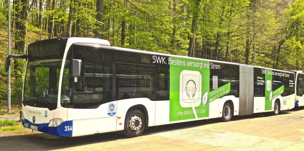 Dieser Mercedes-Benz Citaro G C2 der Stadtwerke Kaiserslautern (Wagen 354) stand whrend des 2. Bundesligaspiels 1.FCK gegen FSV Frankfurt am 5.5.2012 auf einem Park-and-Ride-Parkplatz und wartete auf das Ende des Spiels.