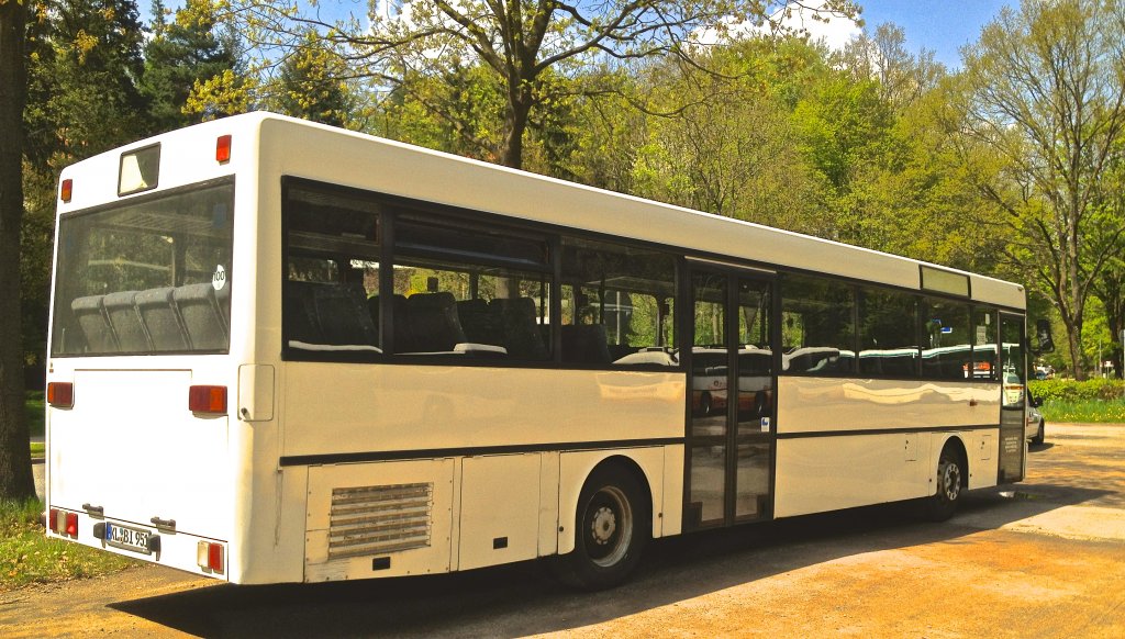 Dieser Mercedes-Benz O 407 von Busverkehr Imfeld aus Landstuhl stand whrend des 2. Bundesligaspiels 1.FCK gegen FSV Frankfurt am 5.5.2012 auf einem Park-and-Ride-Parkplatz und wartete auf das Ende des Spiels.