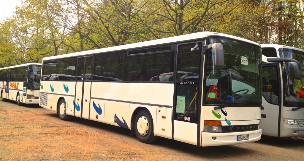 Dieser Setra S315UL stand w�hrend des 2. Bundesligaspiels 1.FCK gegen FSV Frankfurt am 5.5.2012 auf einem Park-and-Ride-Parkplatz und wartete auf das Ende des Spiels.