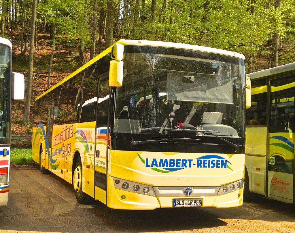 Dieser Temsa Tourmalin IC von Lambert-Reisen aus Schwarzenholz stand whrend des 2. Bundesligaspiels 1.FCK gegen FSV Frankfurt am 5.5.2012 auf einem Park-and-Ride-Parkplatz und wartete auf das Ende des Spiels.